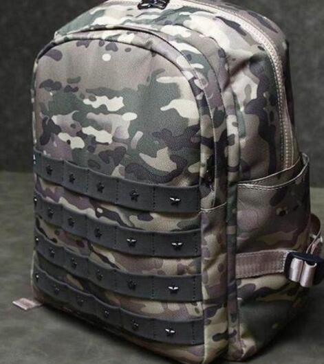 小伙开店卖“吃鸡装备”赚钱,月赚20万,三级头供不应求 小伙开店卖“吃鸡装备”赚钱,月赚20万,三级头供不应求