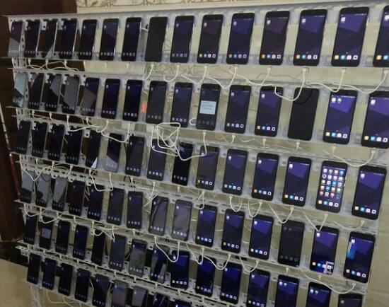 很多想开手游工作室的朋友不知道该如何下手，今天小编以《我叫mt4》为例子跟大家聊聊这个话题，包括成本问题，买什么样的手机，还有手游赚金有哪些方法等等。 我们需要先盘算一下手游工作室的成本问题。 目前，苹果端中氪金党更多，意味着可能会更多赚钱的机会，一部低配的iPhone5s现在是最基本的苹果设备1000元左右一台，当然翻新和二手机也可以用，一样，毕竟咱们不为体验只为效率。现在的游戏以五人队伍为基础，基本每个游戏里的副本都很少有单人完成的即使有也收益不高。所以起步至少五台苹果设备，3000-5000元。 当然，这里也不是说非得玩苹果端，只是说苹果端氪金党更多，安卓端也会有很多机遇，用电脑下个模拟器就可以了，但是于我而言既然要站脚就选择客流量大供不应需的地方进行交易这样才能保证自己的稳定收入。安卓端，一台五开模拟器电脑主机市价大概3000rmb左右。 手游工作室如何赚钱？ 正题来了，好项目千变万化，究竟哪一款才是时下适合做项目的游戏。 以前不久刚起的《我叫mt4》来举例子。 首先，这款游戏中的氪金党非常多，游戏中的打造强化等需求大量的游戏币来提升自己，那些追求娱乐的人是不会自己开一个工作室来养活自己的号的，但他们会选择工作室出的大批量游戏币买来提升自己。 其次，这款游戏中出金的方式有很多，并且可以通过交易来转金，但是这里不要急于出手，大量的不良线下交易数据会引起官方的注意，一定要慢慢的转金，这就是为什么那么多工作室只有在月底才会赚钱盈利。 当前时下最适合做项目的，我亲自了解的已经有:《天龙八部》(据说要黄)、《梦幻西游》(工作室较多)、《寻仙手游》(较稳定)、《仙境传说》(较稳定)、《炉石传说》(稳定但工作室较多)这五个项目，而且手游工作室的数量还不到端游工作室那么庞大的地步，所以趁着有业余时间的可以了解一下游戏内容了解游戏内部赚金机制，就可以着手小批量测试了。 我叫mt4中的赚金机制 普通副本：产出主要为：蓝色装备，藏宝图，遗忘徽章以及历练任务需要提交的一些可交易材料。 精英副本：产出主要为：紫色装备，藏宝图，遗忘徽章以及历练任务需要提交的一些可交易材料。 声望任务：分为2轮，1轮10次任务，获得经验，银币，声望，完成每轮任务有概率获得金币等各种奖励。 考古任务：产出紫色藏宝图碎片，历练任务材料等等可交易材料。 历练任务：周任务，每周7环，每环10个任务，10个任务完成可以直接获得金币奖励，概率获得藏宝图等其他奖励。 钓鱼赚钱：钓鱼可获得各种鱼类(历练任务需要），有概率直接获得银币和金币以及各种可交易石头。 工会玩法刷金：每日捐献帮贡有四次机会开启工会宝箱，有很大概率直接获得金币奖励。 采集出金：采集玩法大家都不陌生，采集各种材料上拍卖交易获得金币，首先选择一个生活技能，然后开启采集，生活技能有个熟练度，建议把熟练度升级上去，技能越高采集的材料越高，越满足玩家的需求，自然好卖。目前的采集材料供不应求，都是最高价被秒掉！玩家需要做极品装备，消耗很大！ 如此这些赚金方法一天下来大概每个号的收益在5-6元RMB左右，一个号流程下来需要2-3小时。 依此，大家可以自行了解自己要做的项目内容。 脚本安全问题 这个是最大的问题，也是所有工作室最需要注意的事情，一个不小心就会翻车，导致一个月甚至两个月的努力全泡汤。 脚本的安全性肯定是安全的，毕竟做脚本的不会砸自己的饭碗，现在各大游戏只要你想的出来你都可以买到脚本，也可以自学一下脚本语言很简单，写一个脚本自动做任务副本什么的。 但是，涉及到一个问题，游戏商有没有设置检测脚本的设置，比如像检测出一批一直都在重复运作的，运作轨迹相同的号，比如你昨天这么操作的下副本，第二天一点变化没有那可能就要小心了，所以偶尔也要手动肝一下保证安全(未证实)。 出金要慢，月底清算 当手里有一点资产的游戏币了，别看着金币比例高直接就出手，这东西不是说想卖就卖，多出慢出，多分成几笔一笔笔打出去，别一次一堆一起转出去那就是等着被封号的节奏。 每个手游工作室基本都是项目快结束的时候开始慢慢收益，因为越到后期金币反倒需求越大，因为土豪玩家需要的金币会越来越多，这时候就比耐心了，大笔的订单很难出手，因为没人闲着没事买一大笔，慢慢来一两百，五六十这样的慢慢出才会稳定。 在决定做项目之前一定要亲自了解一部游戏的内容和流程。 以上就是个人经过收集资料了解到的手游工作室游戏里赚金的方法，希望对大家有所帮助！