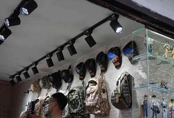 小伙开店卖“吃鸡装备”赚钱,月赚20万,三级头供不应求 小伙开店卖“吃鸡装备”赚钱,月赚20万,三级头供不应求