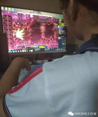 某位父亲，培养13岁小学生女儿dnf搬砖赚钱给自己买烟