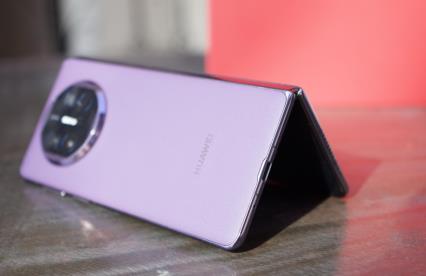 华为折叠屏手机mateX5多少钱，值得买吗？