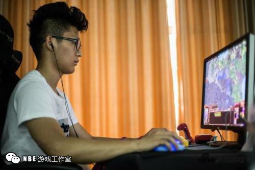 结婚了还靠打游戏赚钱，这样的男人应该佩服吗？