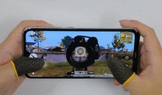 玩游戏出汗屏幕失灵，导致手机触屏乱跳怎么办