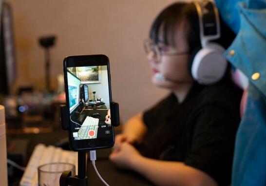 每天打游戏10小时以上!我是女生,更是职业玩家 每天打游戏10小时以上!我是女生,更是职业玩家