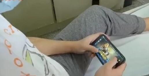 男子打游戏4小时连输，肺气炸了.....