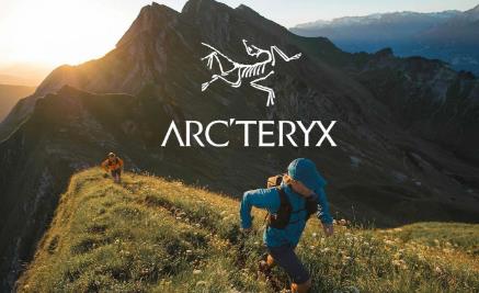 穿始祖鸟衣服用折叠屏手机是种什么体验呢