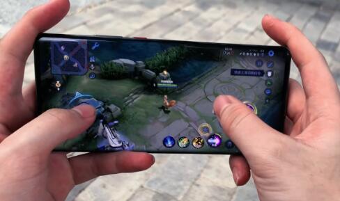 曲面屏手机和直面屏手机哪个更适合打游戏？