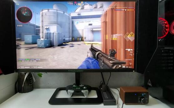 用电脑打射击游戏直屏好还是曲屏好