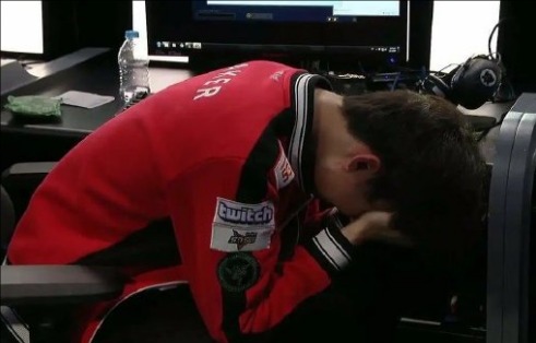 怎么看待faker输了比赛用头撞墙这一事件