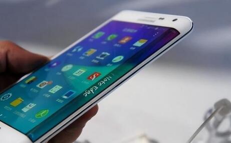 曲面屏和平面屏手机打吃鸡或王者哪个好