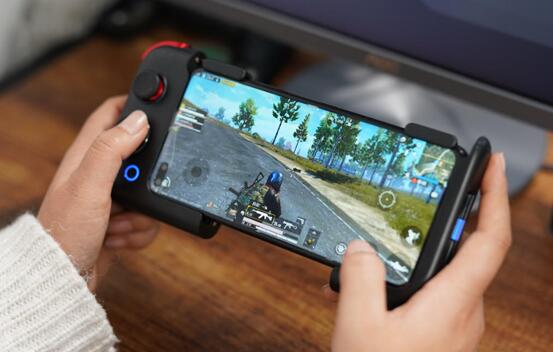 现在的年轻人大多数都比较喜欢玩手游，而玩端游的玩家不能说没有年轻人，只能说年轻人比较少罢了。年轻人少，不一定就代表玩端游的人少。如果要问现在到底是玩端游的玩家多，还是玩手游的玩家多，相信很多人都不知道。 对于这个问题，小编认为现在玩手游的玩家人数是要比玩端游的人数高的。之所以会有这样的观点，主要是出于这几个方面的考虑。 1、手机的普及率比电脑高 不管你是玩手游，还是玩端游，都离不开相应的设备，也就是手机和电脑。两种设备的普及率的高低在客观上影响着手游和端游的玩家人数。话说在这一点上，手机的普及率是明显高于电脑的。虽然没有官方表明过类似的观点，但我们可以通过观察便能得出这一结论。 例如，一个家庭一般只有一台电脑，但绝不可能只有一部手机。一个宿舍里的学生，不可能人人都有电脑，但一定人人都有手机。手机多，用手机玩游戏的玩家自然不会少。同样的道理，电脑的数量相对较少，用电脑玩游戏的玩家自然也不会特别多。 2、用手机玩游戏比用电脑玩游戏更便利 手机因为便携性的特点，使得玩家可以随时随地玩手游。用电脑玩游戏则没有这样的便携性。因此出于便利性方面的考虑，使得玩家更偏向于玩手游，而不是端游。 3、手游比端游多 除了手机的普及率比电脑高以外，手游比端游多也是一个不争的事实。这里的多并不只是说在已有的游戏数量中，手游比端游多。而是每年新发行的游戏中，手游的数量对于端游来说都是碾压的。 手游火，玩家容易氪金，游戏公司能赚到更多的钱，因此各大游戏厂商纷纷把资源倾向于开发新手游，相应地新端游的开发就有些无人问津了。这会导致玩手游的玩家会有更多的选择，而玩端游的玩家就没有那么多的选择。 这又涉及游戏对玩家的吸引力问题，而在这一点上，拥有更多数量、更多题材、更多玩法的手游自然要比老端游更有吸引力。 4、手游的玩家人数呈上升趋势，端游的玩家人数呈下降趋势 绝大多数的新生代玩家会优先选择手游，这就会使手游的玩家人数会越来越多。而反观端游的玩家人数本身就不多，并且流失严重。不是跑去玩手游了，就是忙着跟生活对线，压根就不玩游戏了。这样一来，玩端游的玩家只会越来越少。 总结： 现在玩手游的玩家比玩端游的玩家多，这跟手机的普及率比电脑高、用手机玩游戏比用电脑更方便、手游比端游多、手游容易吸引新生代的玩家以及端游玩家流失严重有着很大关系。虽然现在的手游是大势所趋，但端游还远没到要没落的地步。并且，端游的游戏体验要比手游的游戏体验更好，这也是很多玩家坚守在端游的重要原因。