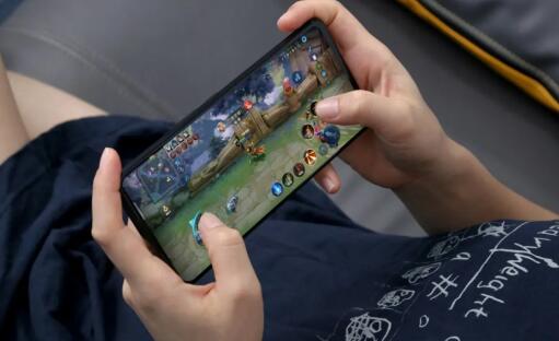 手机玩游戏屏幕点多了会坏吗？屏幕点击次数寿命多久？