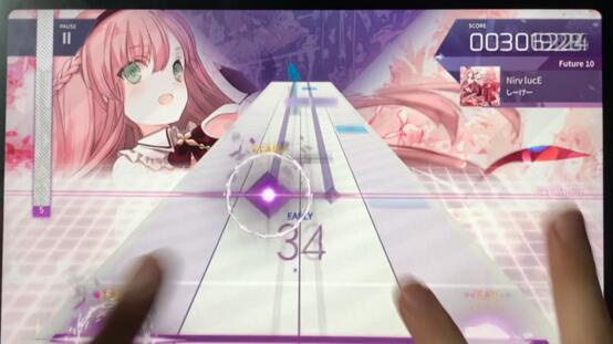 音游可以说是一种相对小众的游戏类型。虽然它小众，但是它的玩家人数却并不少。不过很奇怪的是，有些玩家对音游爱到不行，有些玩家却对它毫无感觉。为什么会发生这种情况呢？小编觉得其中缘由无非是这些。 1、玩家是否喜欢听音乐 音游，顾名思义是一种以音乐为主题的休闲向游戏。如果玩家本身就热爱音乐，并且喜欢听音乐的话，那他很有可能会成为音游的狂热玩家。但如果某个玩家本身就不喜欢音乐，也没有听音乐的习惯，那他对音游的兴趣估计也不会大，更不可能成为音游的玩家。 因此是否喜欢听音乐，决定了玩家对音游的喜爱与否。当然，小编不是说所有喜欢听音乐的玩家都会喜欢音游，这只能算是个前提。但可以肯定的是，那些不喜欢听音乐的玩家必定不会喜欢音游。 2、玩家的节奏感不同 如果你对音游比较了解的话，你可能会知道，它对玩家的节奏感要求很高，或者说是相当高。但不是所有喜欢听音乐的玩家都有很好的节奏感，这跟一个人爱唱歌却老跑调是一个道理。 那些既喜欢听音乐，又有着很好节奏感的玩家，他们往往能获得比较好的游戏体验。 而反观那些没有节奏感，只是单纯喜欢听音乐的玩家却很难在音游中获得良好的游戏体验。这也就导致了他们会慢慢退坑和弃游，从而对音游失去热情。 3、玩家的反应速度不同 除了对玩家的节奏感要求很高以外，音游对玩家的反应速度的要求同样很高。如果只是节奏感好，却没有很快的反应速度的话，那也是很难玩得下去音游的。 可能有些小伙伴会问，如果一个玩家反应速度很快，那他会喜欢音游吗？对于这个问题，小编只能说不一定。因为相对于其他类型的游戏来说，音游对玩家的要求和门槛确实比较高。因为它不仅需要玩家本身喜欢音游，而且还需要玩家有着很好的节奏感和很快的反应速度。只有同时满足了这三个条件，玩家才能在音游里获得较好的游戏体验，他们也会越来越喜欢音游。反之，如果不能同时满足这三个条件的话，那让玩家喜欢玩音游还是比较困难的。 总而言之，上述内容既是玩家对音游持有不同态度的原因，也是音游对玩家的要求和门槛。虽然这些要求和门槛不是特别高，但多多少少还是对玩家有着筛选的，或许这也是它为什么是小众游戏的原因吧！ 总结： 玩家是否喜欢听音乐，是否有着很好的节奏感以及很快的反应能力，这对玩家玩音游的体验影响会特别大。对于同时满足这三个条件的玩家来说，音游自然会成为他们的最爱。而对那些不能同时满足这三个条件的玩家来说，他们很难在音游中获得比较好的游戏体验，就更别提会喜欢玩音游了。