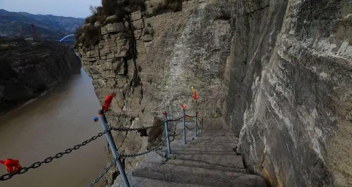 
                        《征服桃花崖副本，畅游仙境》（探索桃花崖的秘密，领略仙境之美）                    