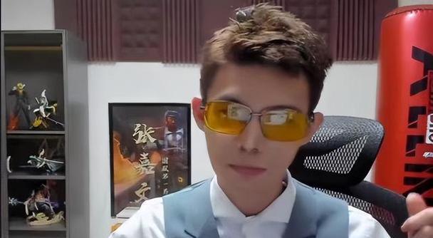 
                        夜幕降临出装攻略男男（玩转夜幕降临模式，终极出装攻略全解析）                    